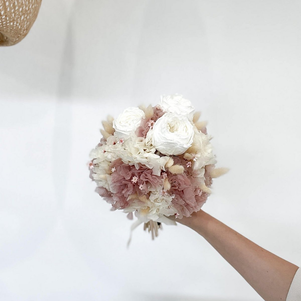 Unendliche Eleganz: Brautstrauß in Zarten Weiß/Creme und Rosé Tönen